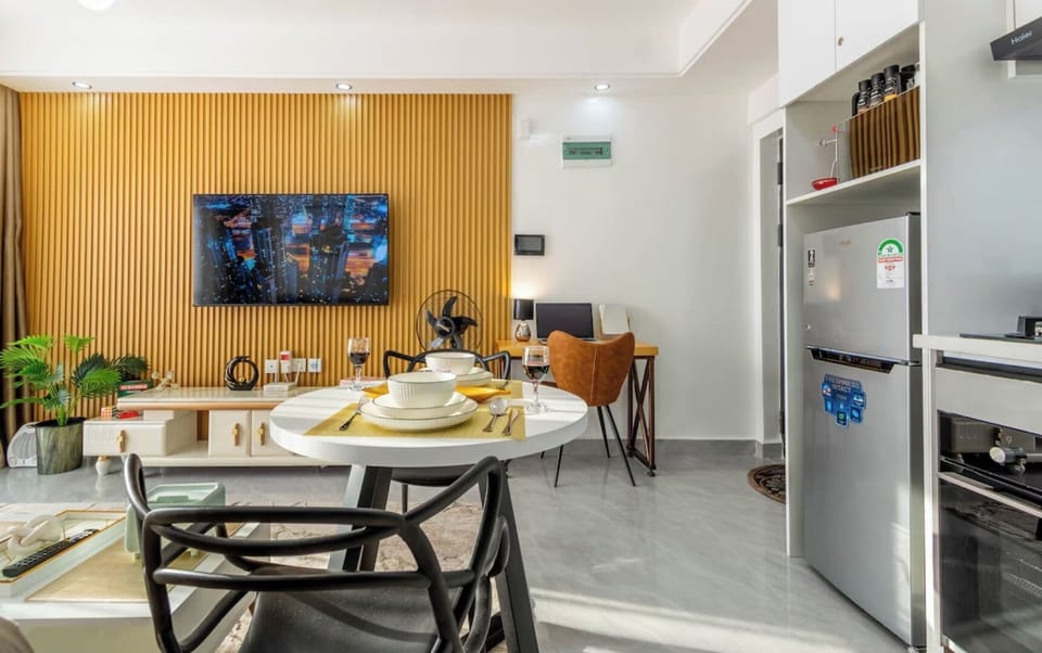 Deluxe Apartment, Balcony | Private kitchen | Full-size fridge, microwave, cookware/dishes/utensils