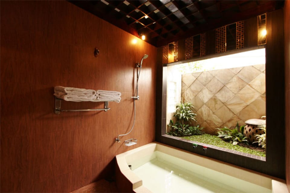 Suite Room | Bathroom | Rainfall showerhead, free toiletries, slippers, towels