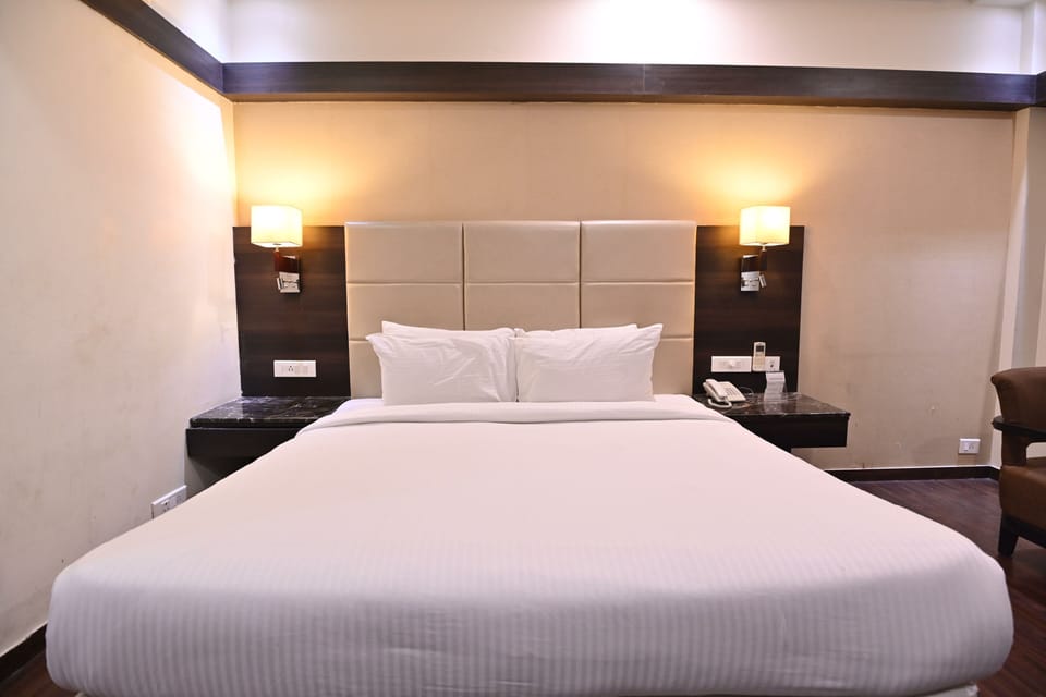 Deluxe Room | Desk, laptop workspace, iron/ironing board, WiFi (free)
