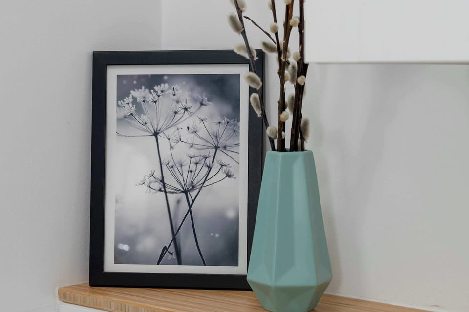 Tastefully selected decorative elements that enhance the modern and welcoming character of the apartment.