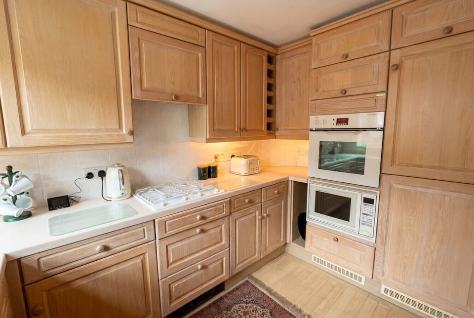 Full oven, microwave, fridge freezer, washer and dishwasher for easy stays.