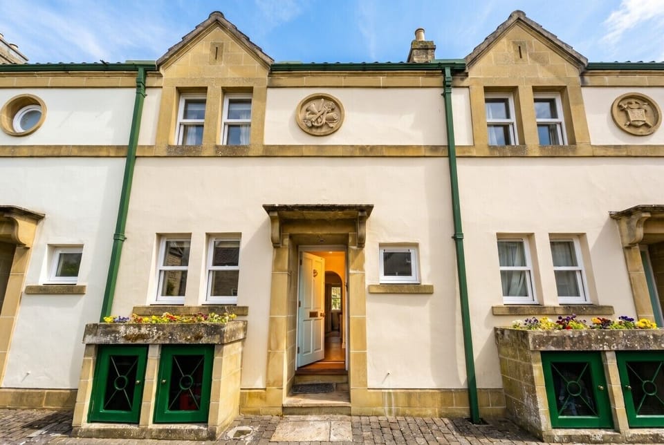 Circus Mews townhouse sits in a quiet private courtyard, minutes from The Circus.