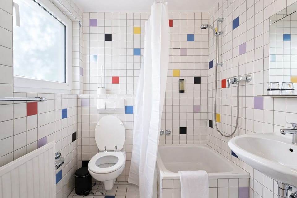 Double Room | Bathroom | Hair dryer, towels, soap, shampoo