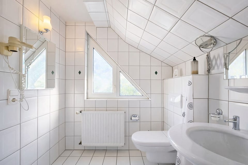 Double Room | Bathroom | Hair dryer, towels, soap, shampoo