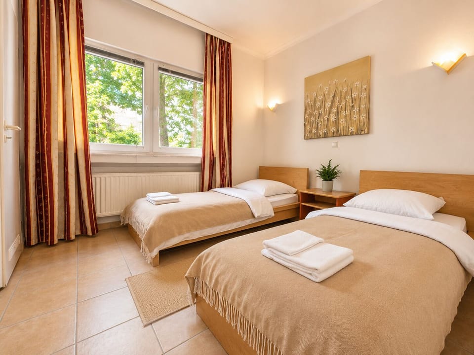 Double Room | Desk, WiFi (free), bed sheets