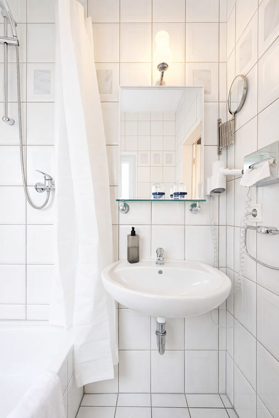 Double Room | Bathroom | Hair dryer, towels, soap, shampoo