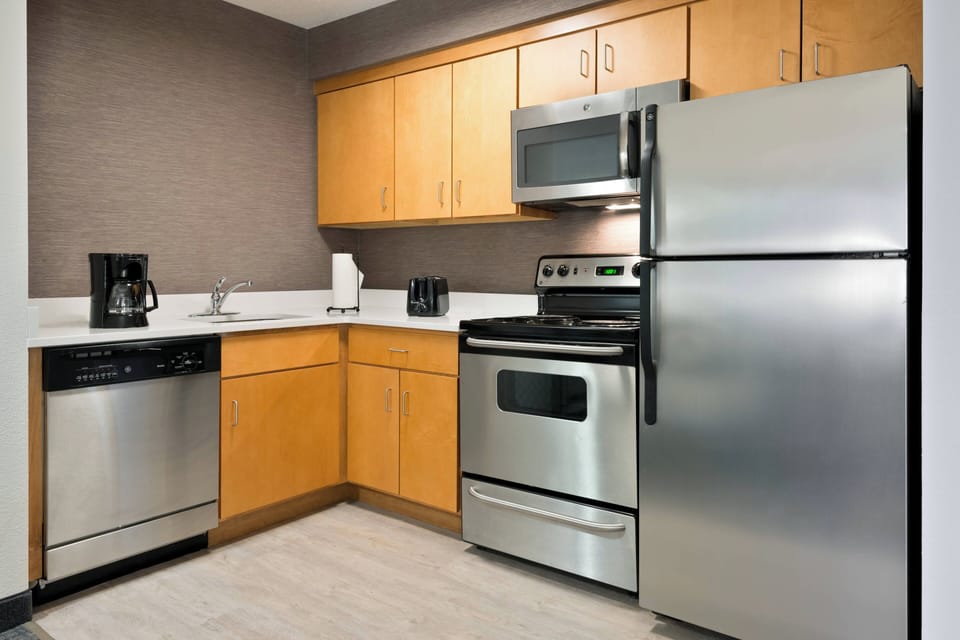 Fridge, microwave, stovetop, dishwasher