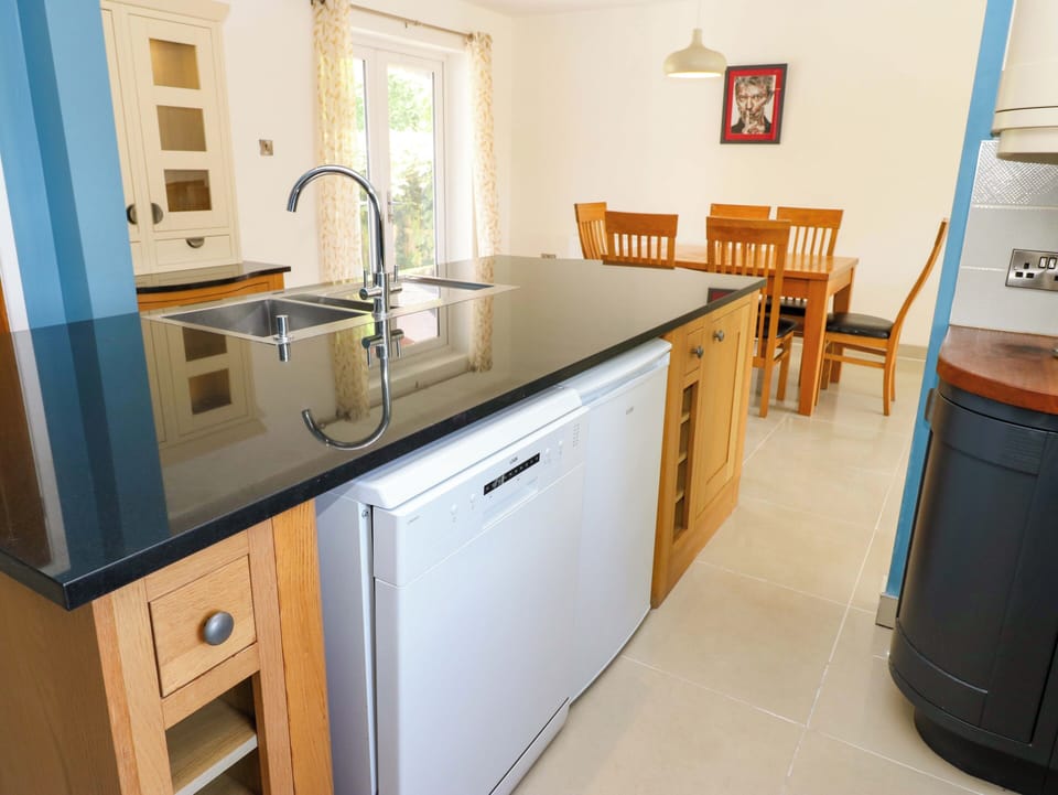 Dishwasher, cookware/dishes/utensils