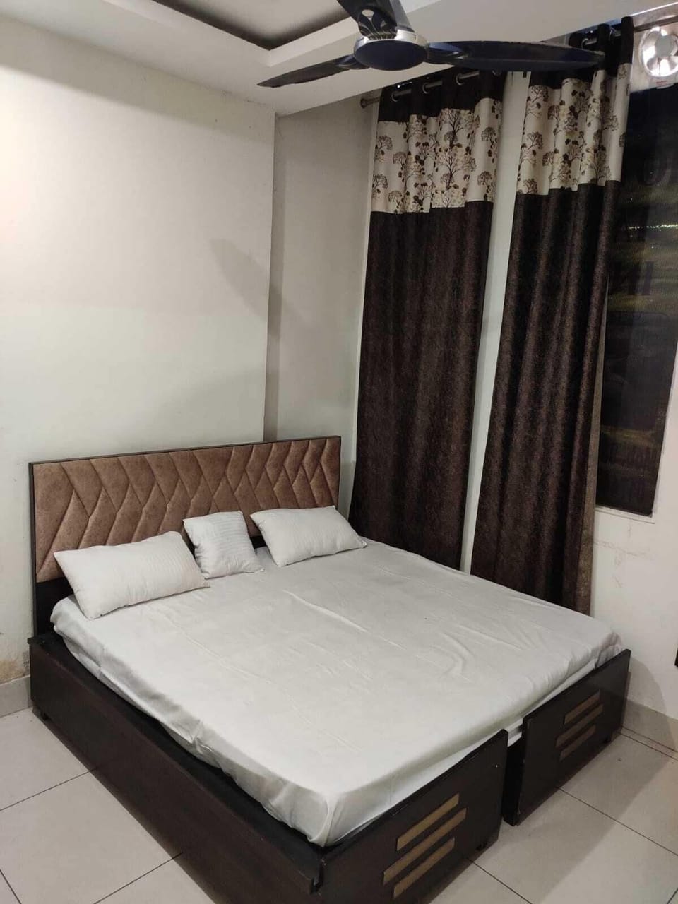 Deluxe Room | Rollaway beds, bed sheets
