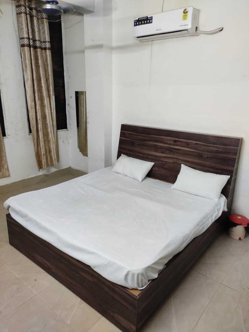 Deluxe Room | Rollaway beds, bed sheets