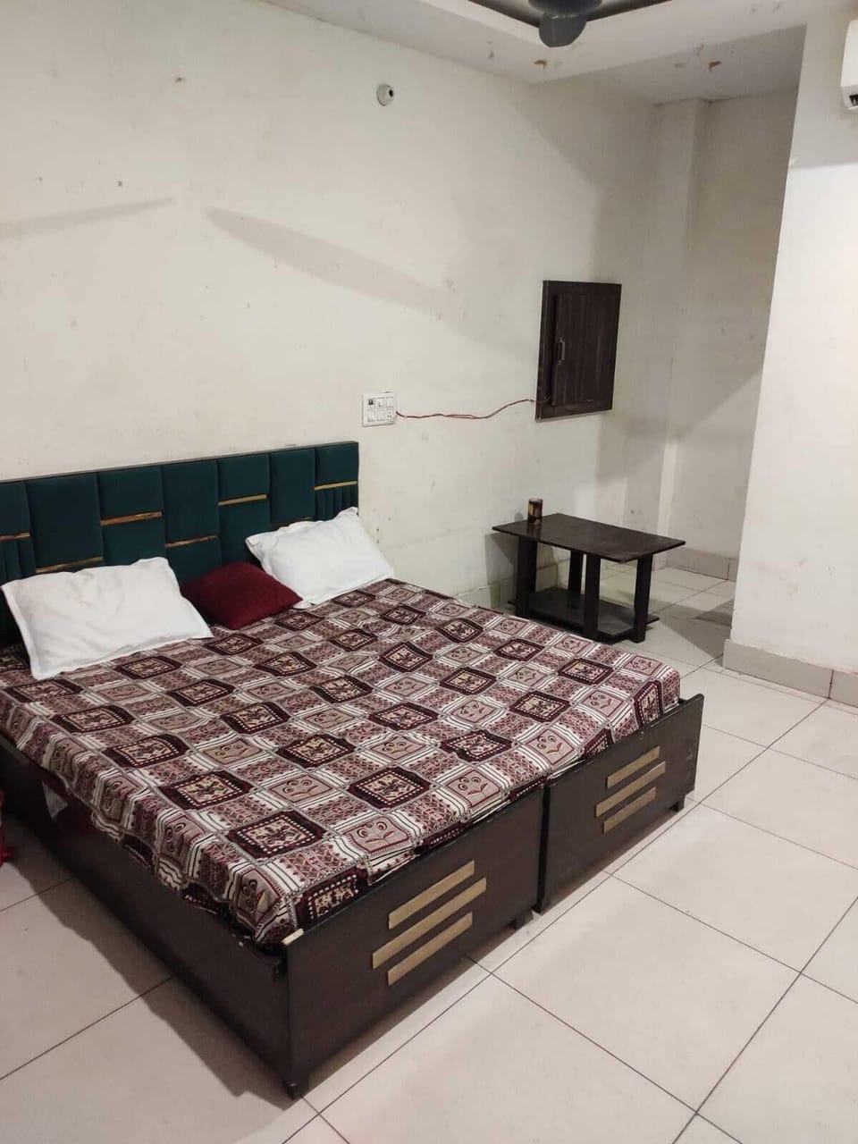 Deluxe Room | Rollaway beds, bed sheets