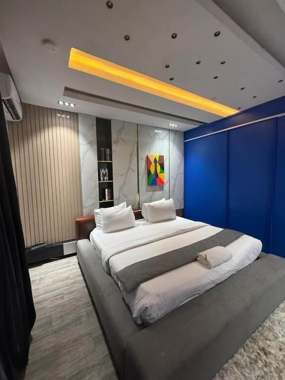 In-room safe, soundproofing, WiFi (free)