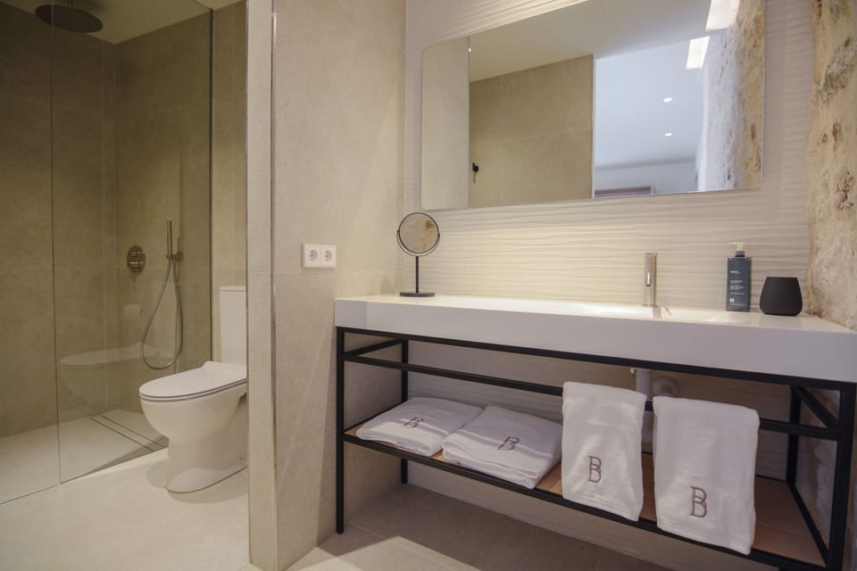Superior Double Room, City View | Bathroom | Shower, hair dryer, heated floors, towels