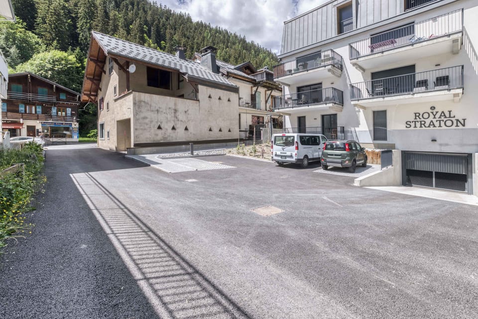 Royal Stratton Building in the center of Argentière, with access to the garage.