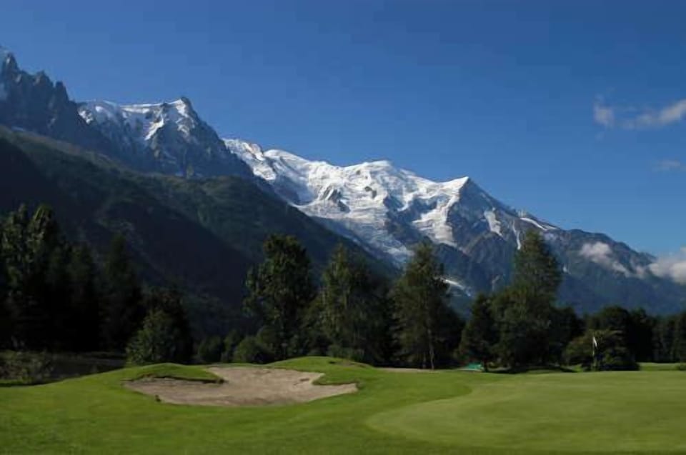 Chamonix Golf course is less than 10 min on the train from the apartment. No Car, no parking issues. Just enjoyment