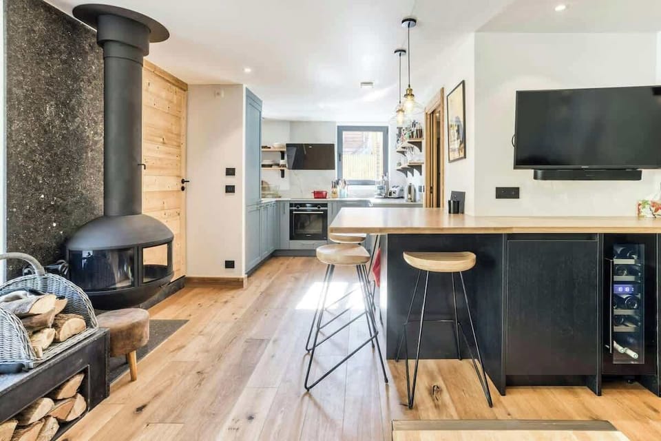 Fully equipped & functionnal kitchen, open plan on the living area, fireplace & garden.