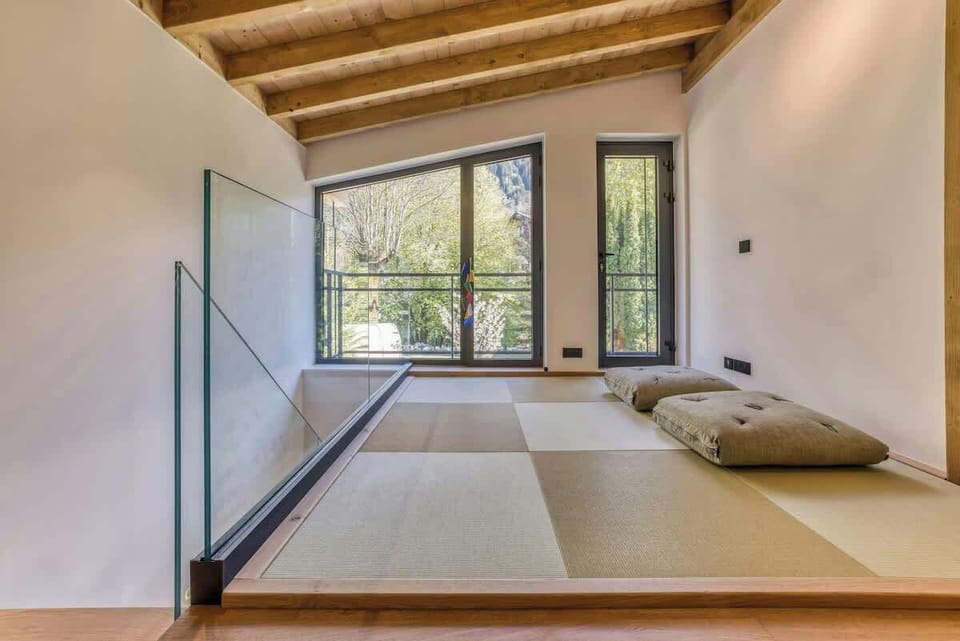 Enjoy the quietness of the tatami stretching area facing the Mont-Blanc Massive to enjoy practicing Yoga, pilates, stretching... or simply sit down and soak in the views.