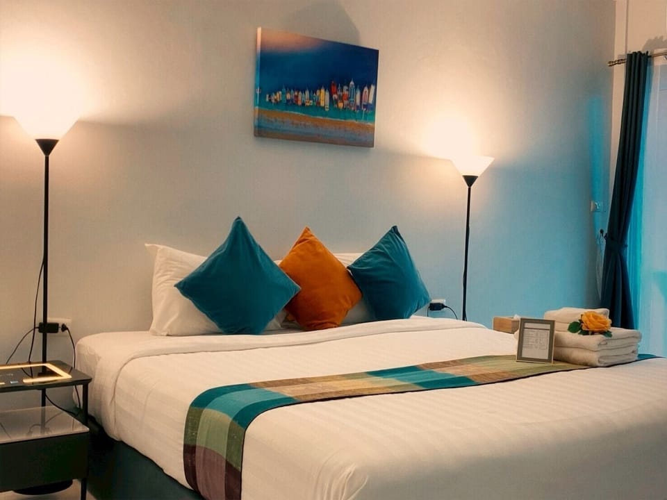 Comfort Single Room | In-room safe, desk, laptop workspace, blackout drapes