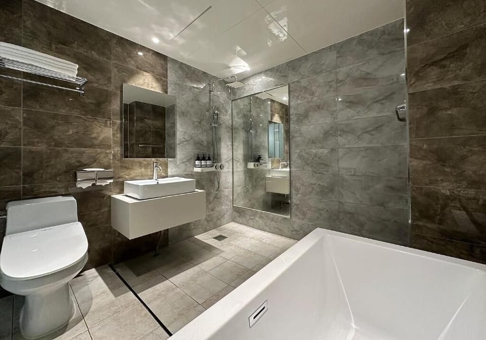Business Double Room | Bathroom | Free toiletries, hair dryer, slippers, towels