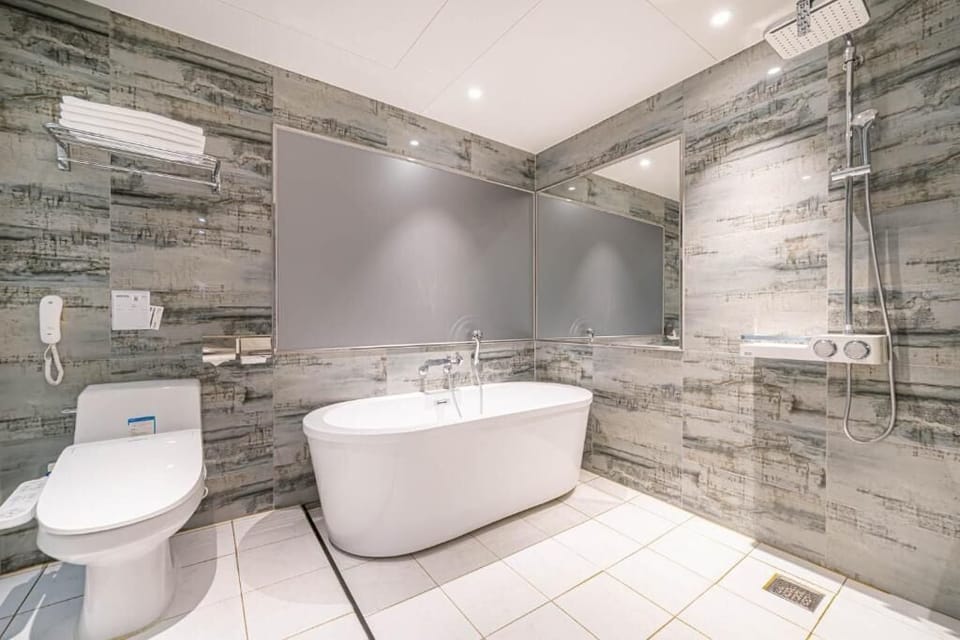 Twin Room | Bathroom | Free toiletries, hair dryer, slippers, towels