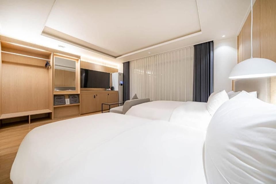 Twin Room | In-room safe, blackout drapes, soundproofing, WiFi (free)