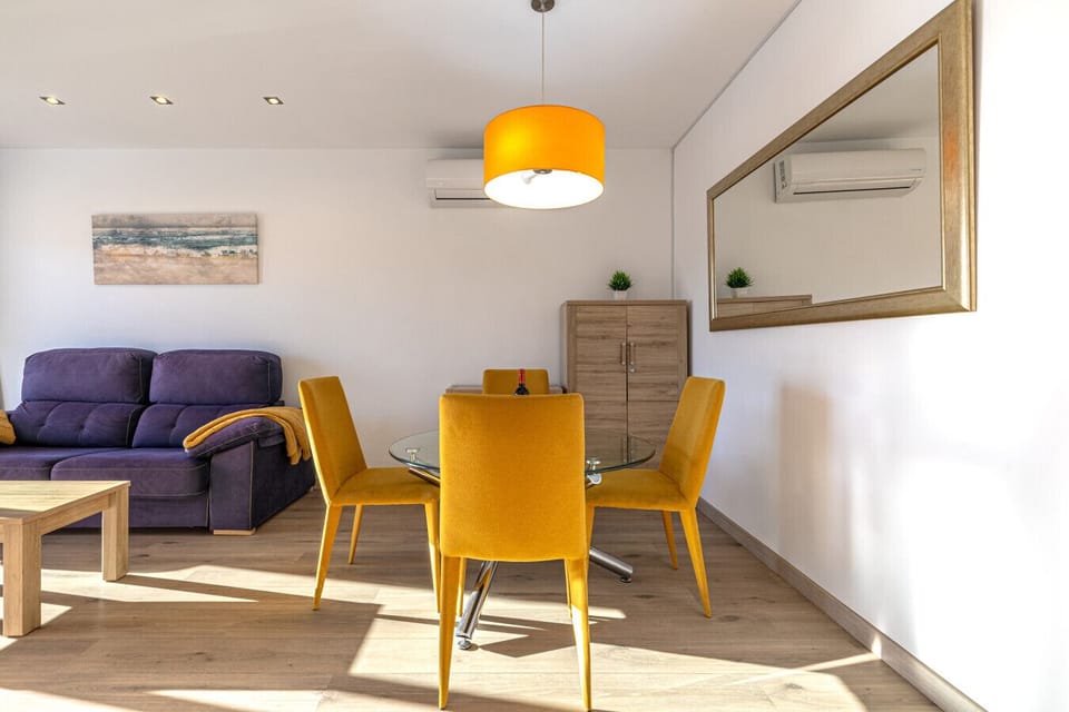 Enjoy home-cooked meals in the dedicated dining space, flooded with natural Andalusian light.