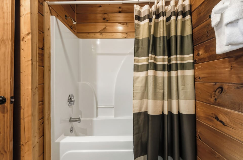 Ensuite bath with tub and shower combination