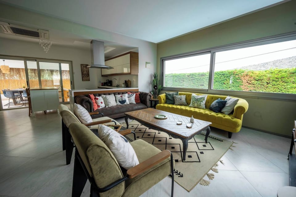 Villa, 5 Bedrooms, Smoking, Private Pool | Living room | Books