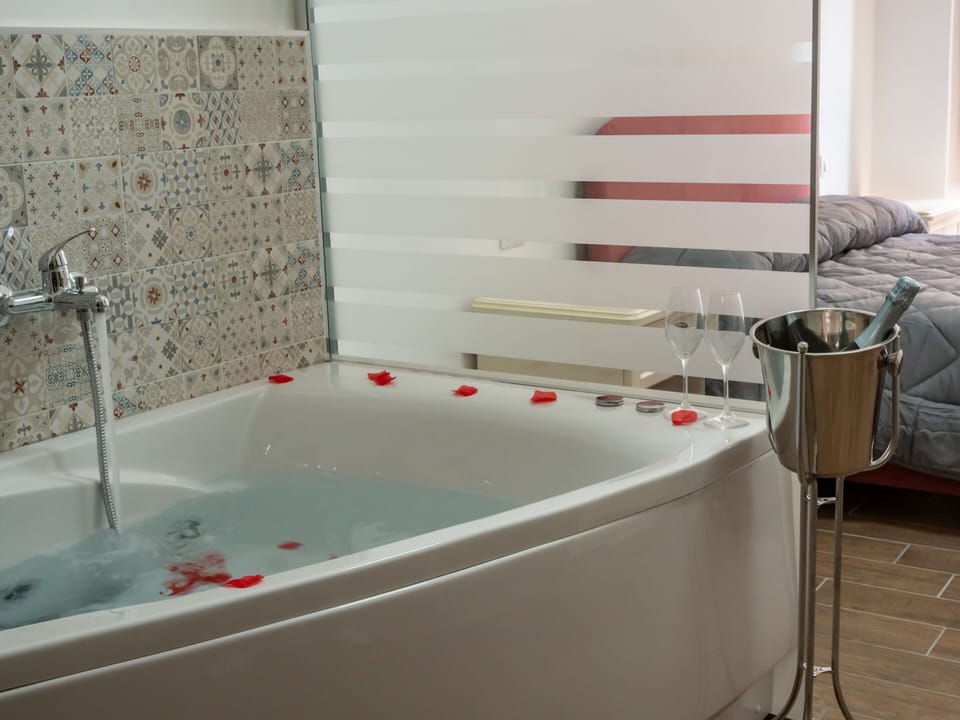 Superior Double Room, Balcony | Bathroom