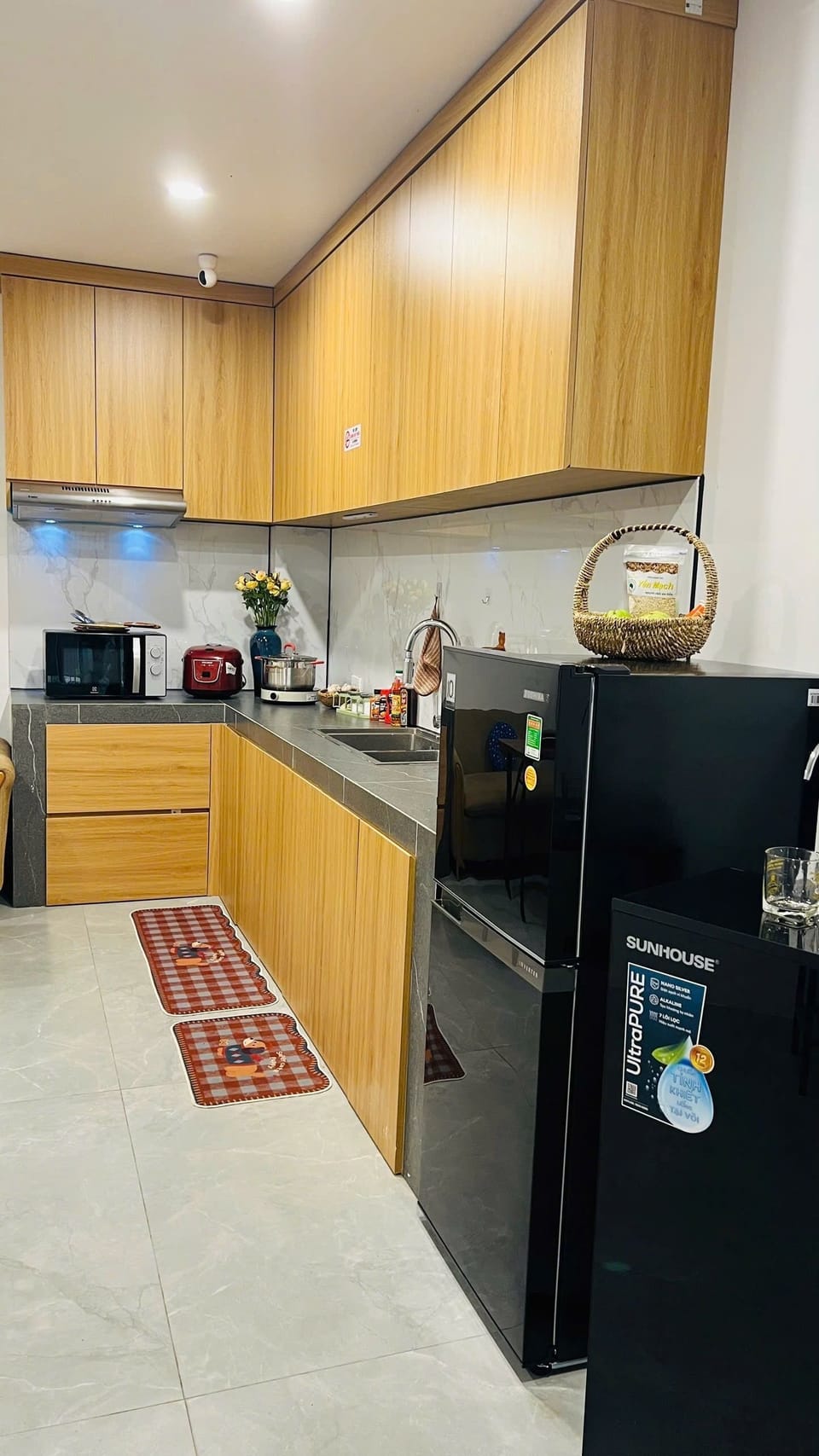 Fridge, microwave, stovetop, cookware/dishes/utensils