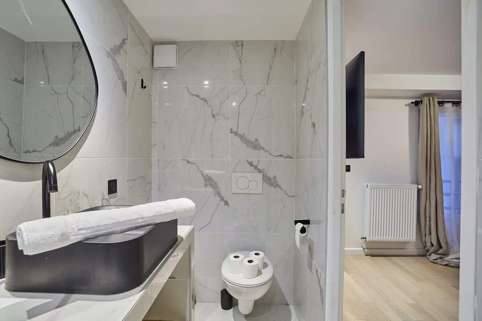 Salle de bain complète avec douche et toilette