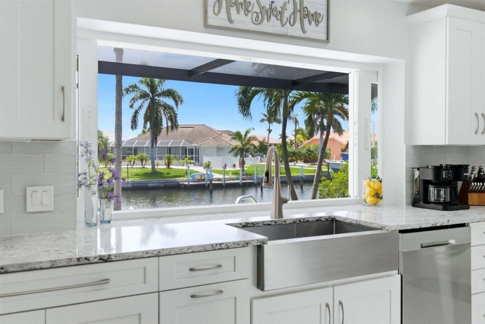 House, 4 Bedrooms | Private kitchen | Coffee/tea maker, fridge, oven, toaster