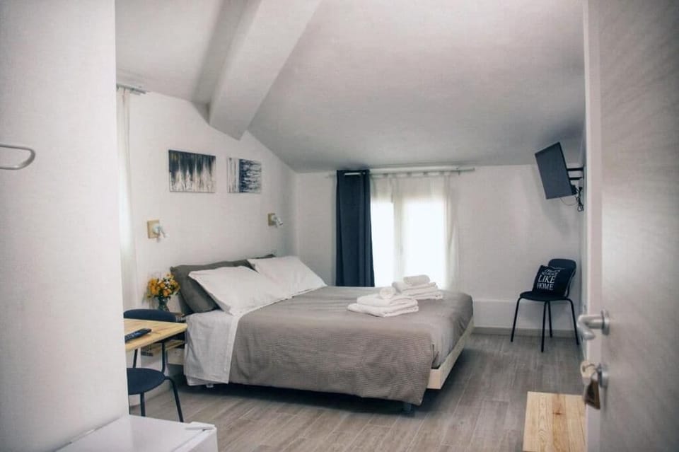 Double or Twin Room, Air conditioning, Courtyard View | Desk, laptop workspace, blackout drapes, iron/ironing board
