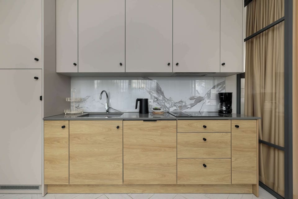 The kitchenette has everything you need to cook a delicious meal.