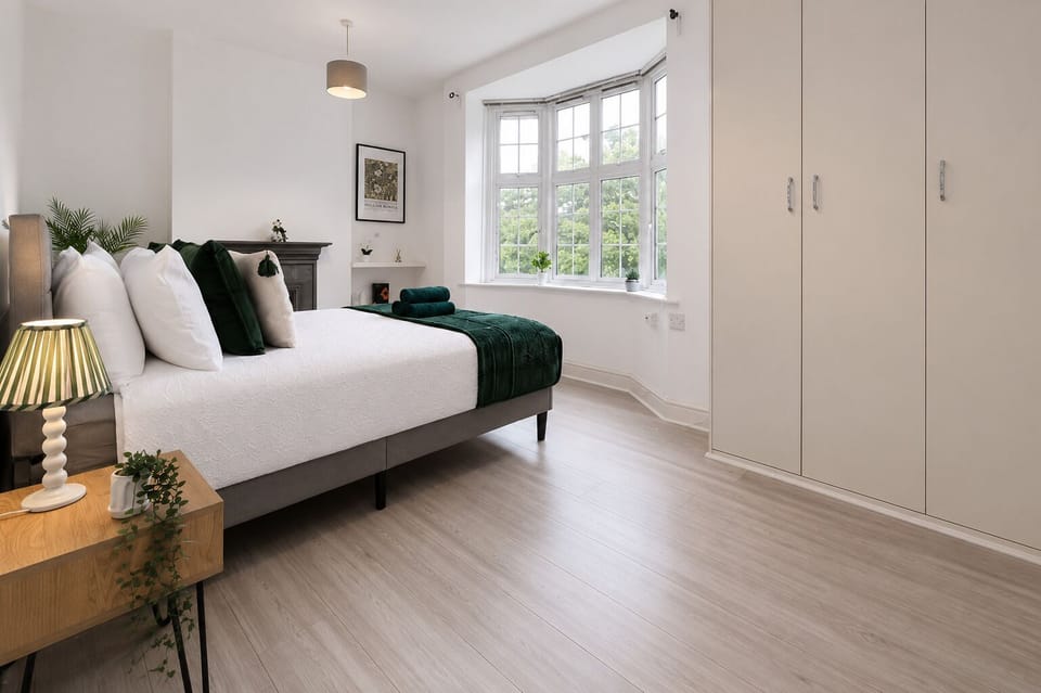 Bedroom 2 w/ a king bed (150 cm) - King's Cross flat near Regent's Park & Camden