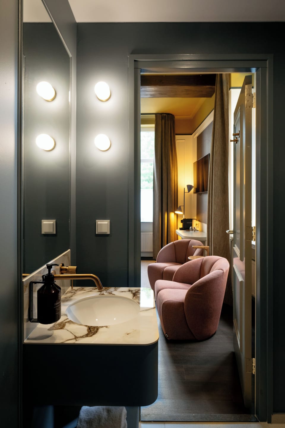 Suite | Bathroom | Shower, free toiletries, hair dryer, towels