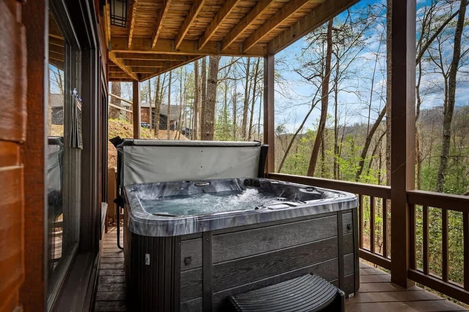 Dynasty Toccoa (6 Person) Hot Tub with LED Lights