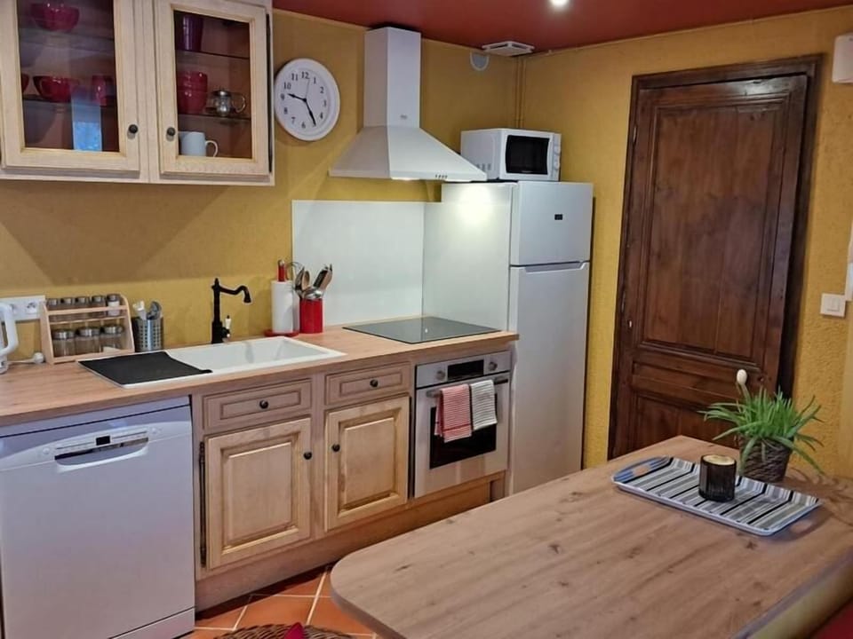 Comfort Apartment, Garden View | Private kitchen