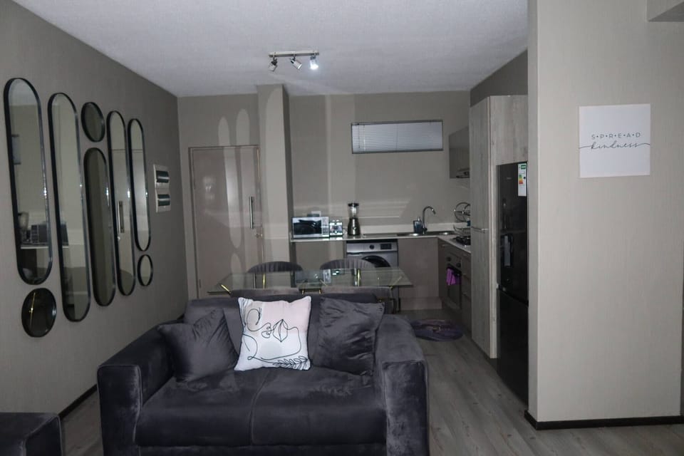 Apartment, 2 Bedrooms, Accessible, Smoking | Living room