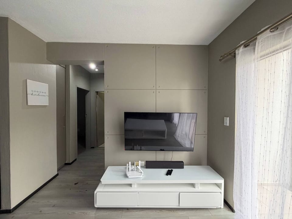 Apartment, 2 Bedrooms, Accessible, Smoking | Living room