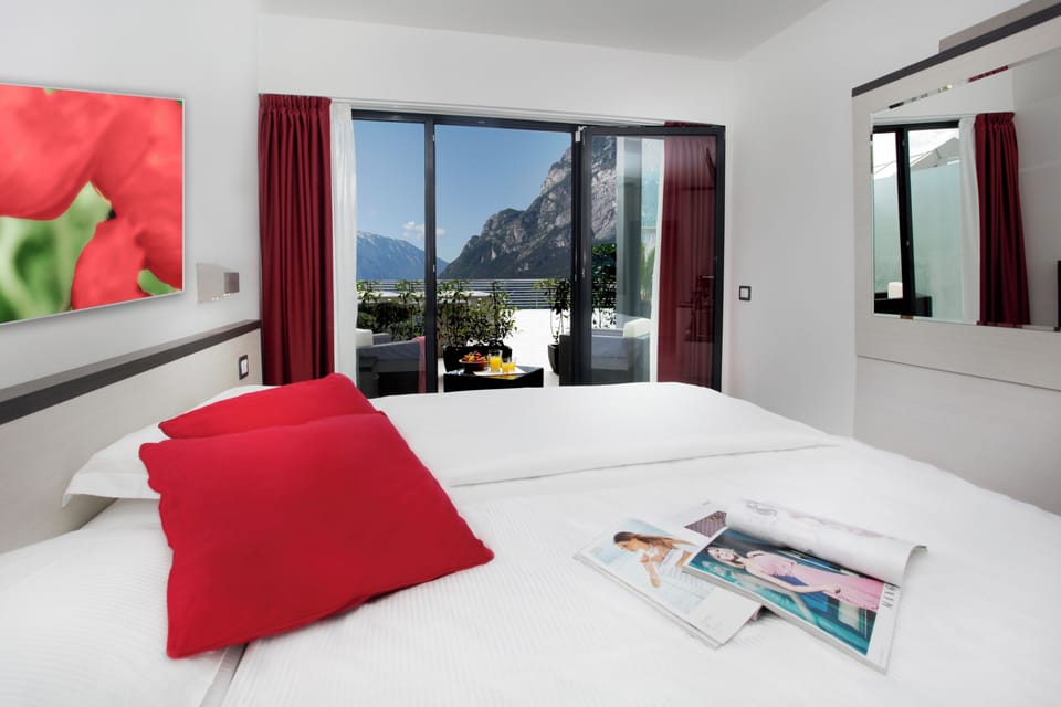 Double Room, 1 King Bed, Lake View | In-room safe, blackout drapes, cribs (surcharge), WiFi (free)