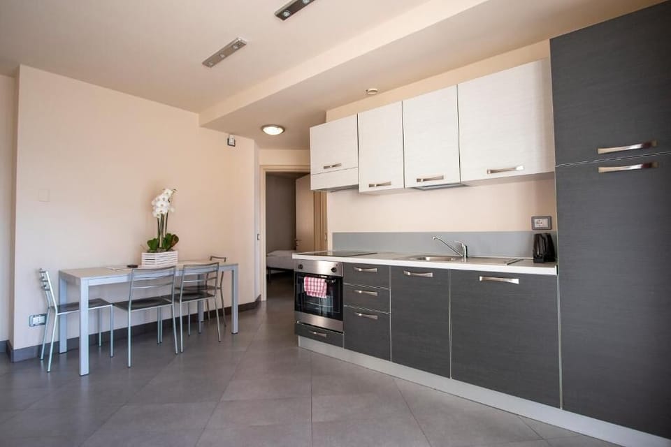 Apartment, Balcony, Lake View | Private kitchen | Electric kettle