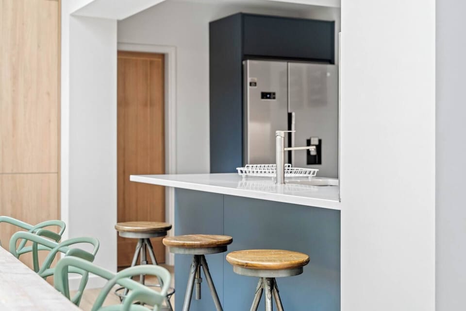 Kitchen breakfast bar