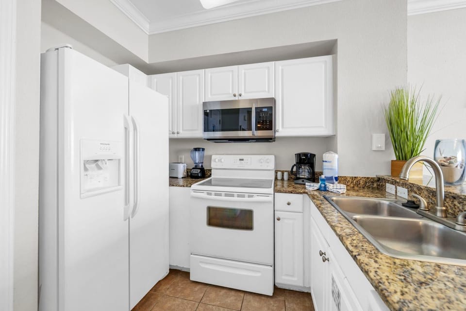 Condo, 1 King Bed with Sofa bed (Tidewater 2315) | Private kitchen