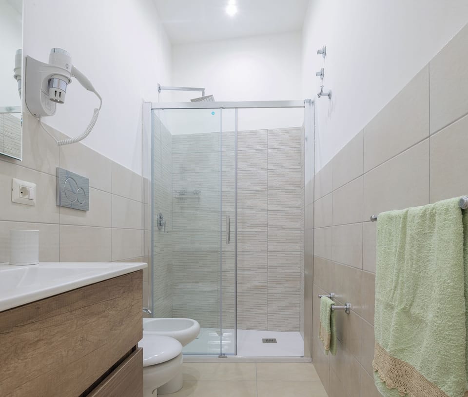 Deluxe Room, Park View | Bathroom | Hair dryer, towels, soap, shampoo