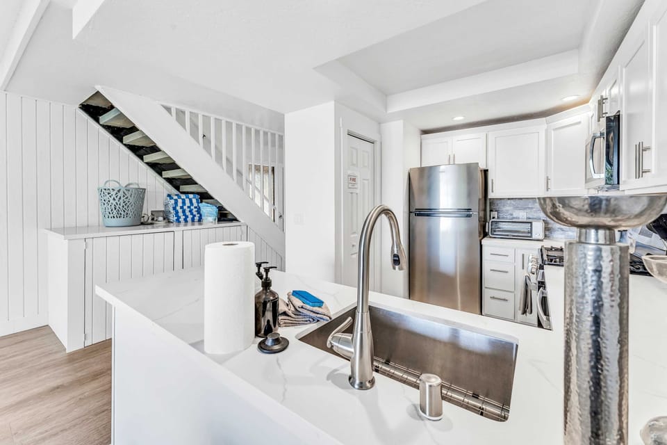 Kitchen: Kettle, toaster, peeler, kitchen island
