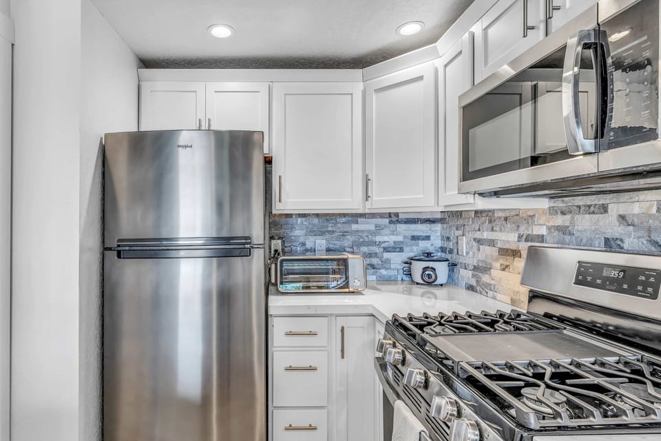 Kitchen: Kettle, toaster, peeler, kitchen island