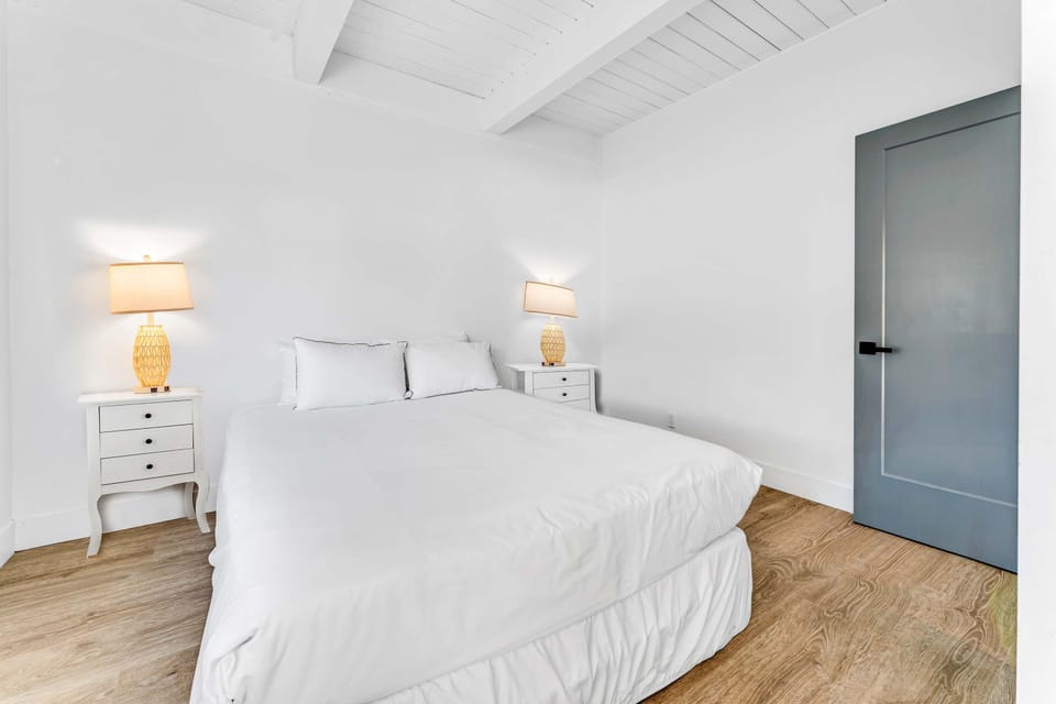 Bedroom 3 (main floor): Queen bed, en-suite bathroom