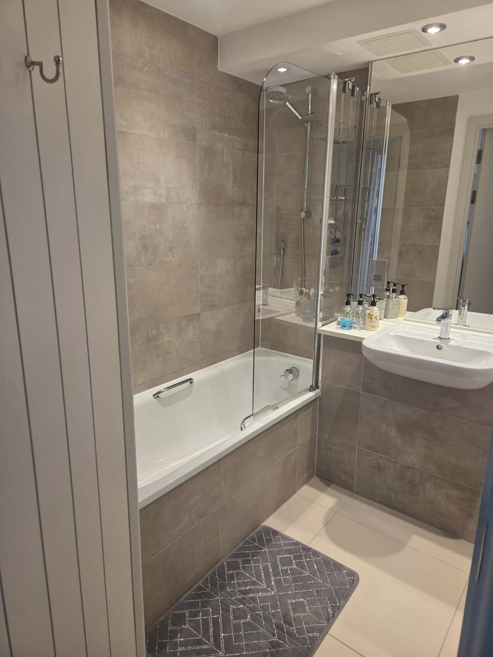 Combined shower/tub, deep soaking tub, towels