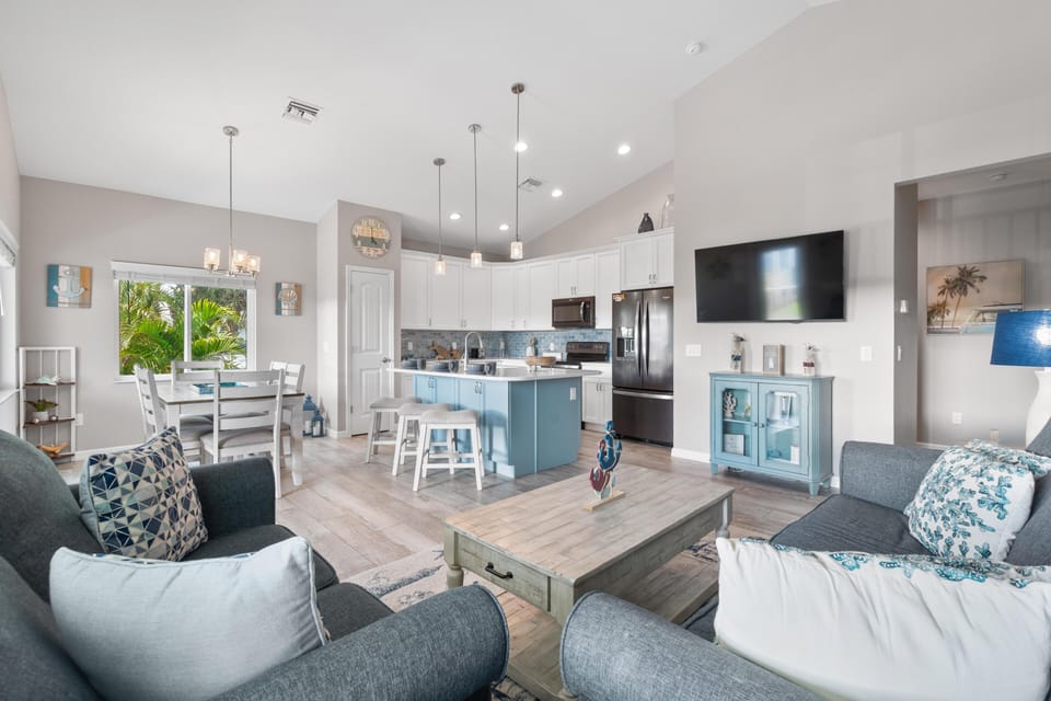 House, Multiple Beds (Hook Wine and Sinker) | Living area